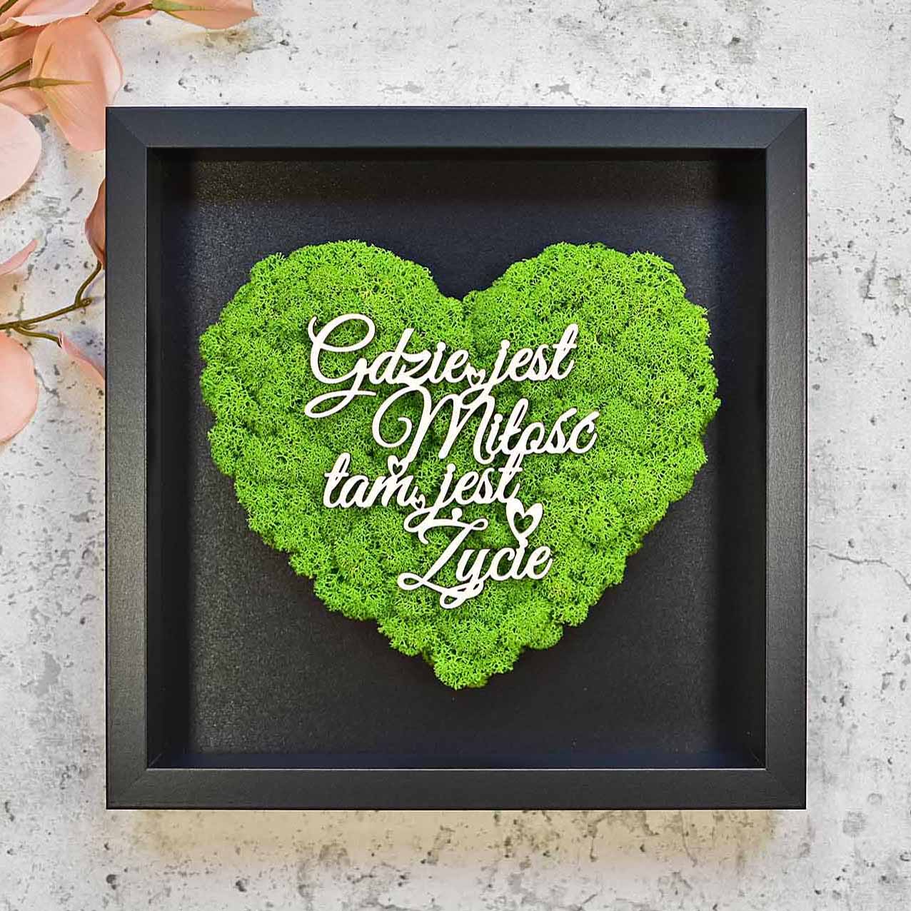 obraz z sercem z zielonego mchu z napisem Gdzie jest Miłość tam jest Życie